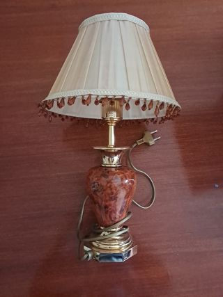Lámpara de noche dorada y marrón