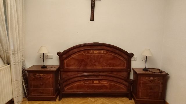 Dormitorio completo: cama, mesitas y cómoda.