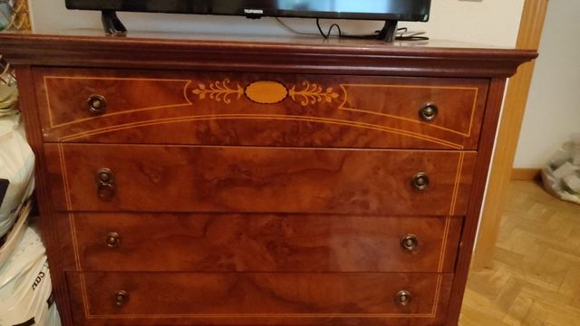 Dormitorio completo: cama, mesitas y cómoda.