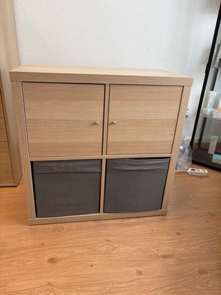Estantería de madera con cubos