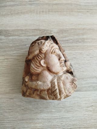 Cabeza de piedra tallada