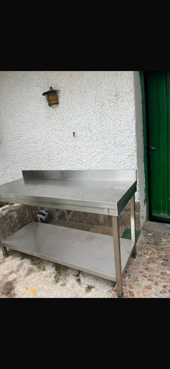 Tavolo in acciaio inox con 2 vassoi