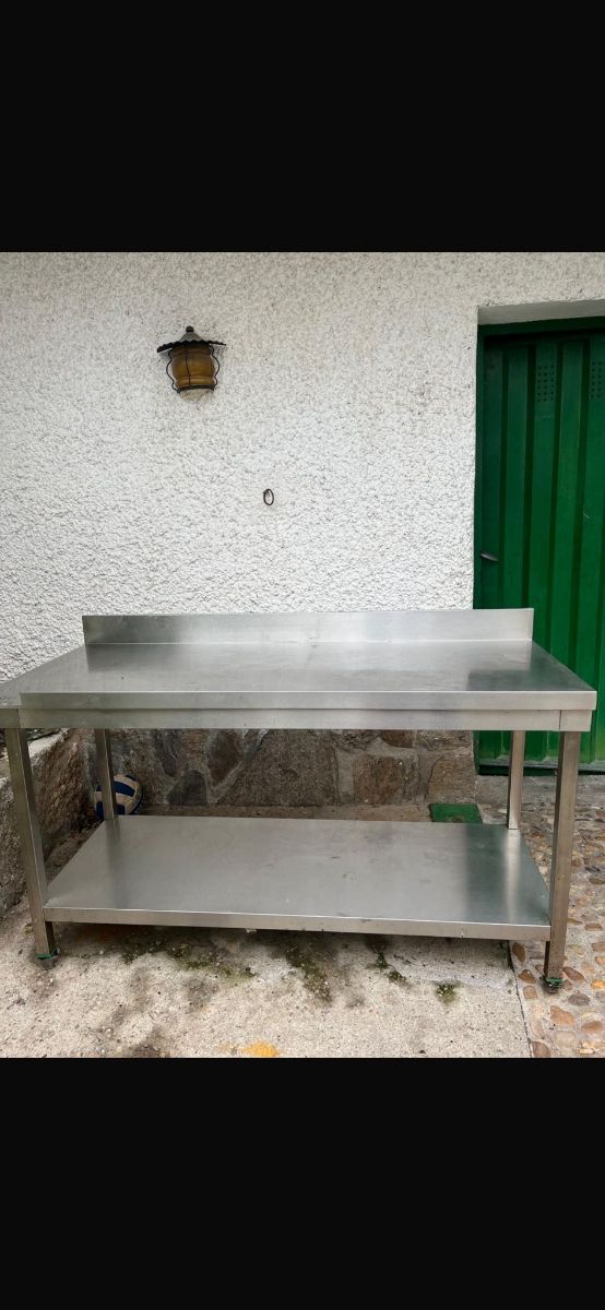 Tavolo in acciaio inox con 2 vassoi