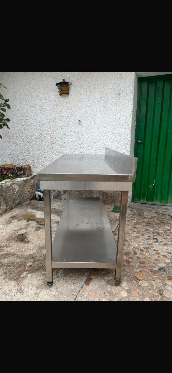 Tavolo in acciaio inox con 2 vassoi