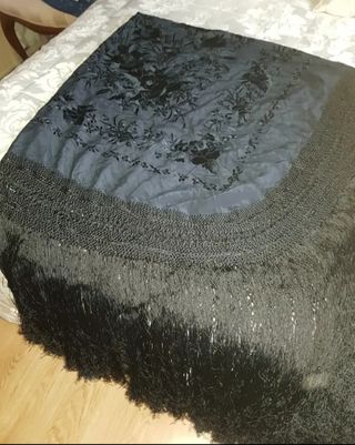 Mantón Manila Negro .Seda natural.Bordado a mano