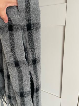 Poncho de cuadros con flecos