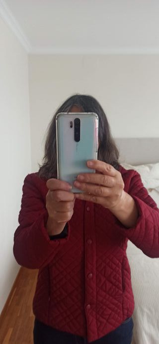 Cazadora acolchada con capucha en color burdeos