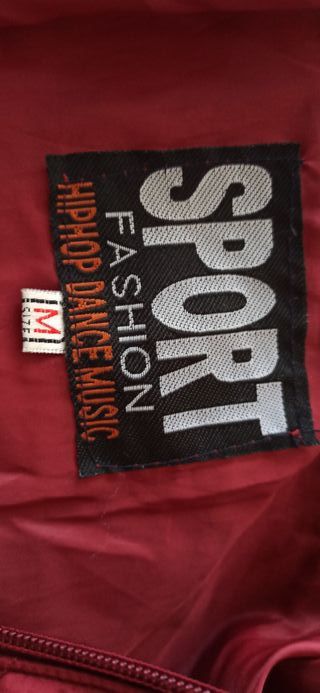 Cazadora acolchada con capucha en color burdeos