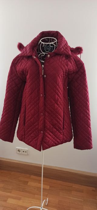 Cazadora acolchada con capucha en color burdeos