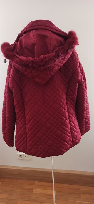 Cazadora acolchada con capucha en color burdeos