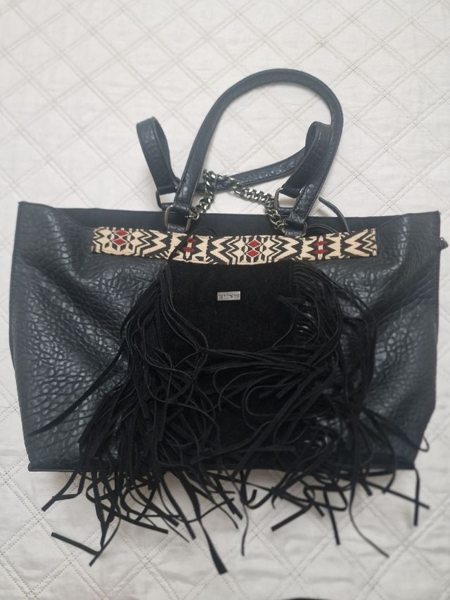 Bolso Negro con Flecos y Detalles Tribales