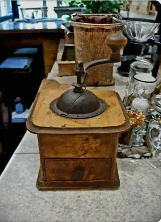 Vecchio macinacaffè in legno