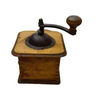 Vecchio macinacaffè in legno