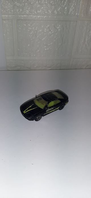 Coche de juguete negro bmw 850i matchbox