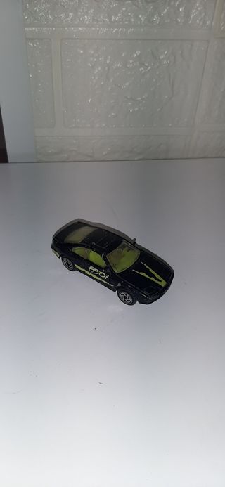 Coche de juguete negro bmw 850i matchbox