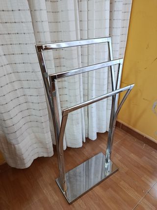 Perchero de pie moderno metal plateado