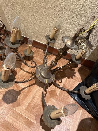 Lámpara de bronce estilo clásico.