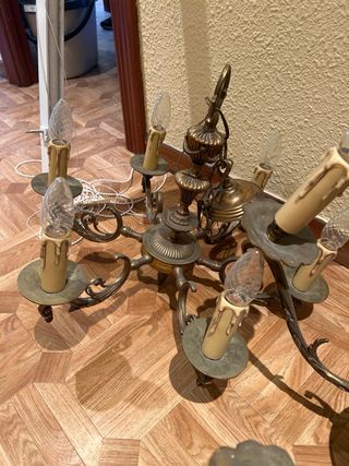 Lámpara de bronce estilo clásico.
