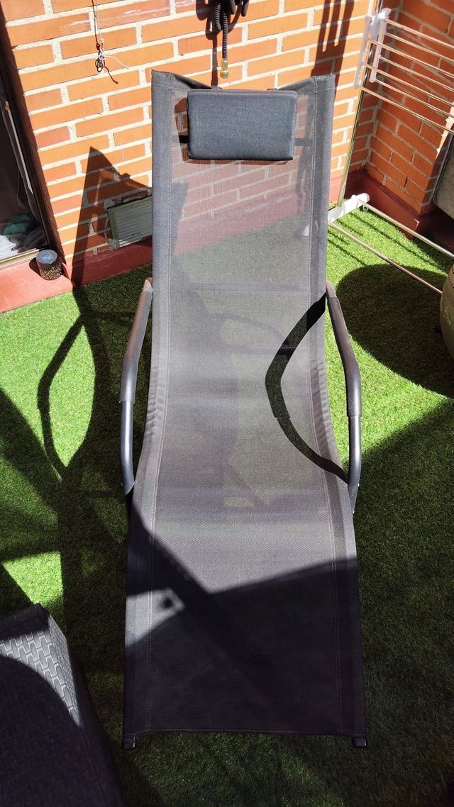 Tumbona de terraza gris y negra