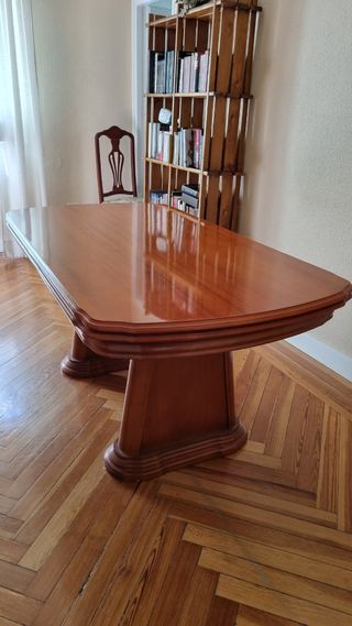 Tavolo da pranzo e sedie allungabili in legno