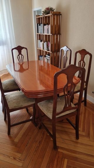 Tavolo da pranzo e sedie allungabili in legno