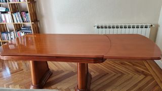 Tavolo da pranzo e sedie allungabili in legno