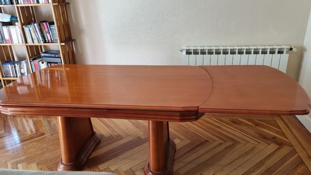 Tavolo da pranzo e sedie allungabili in legno