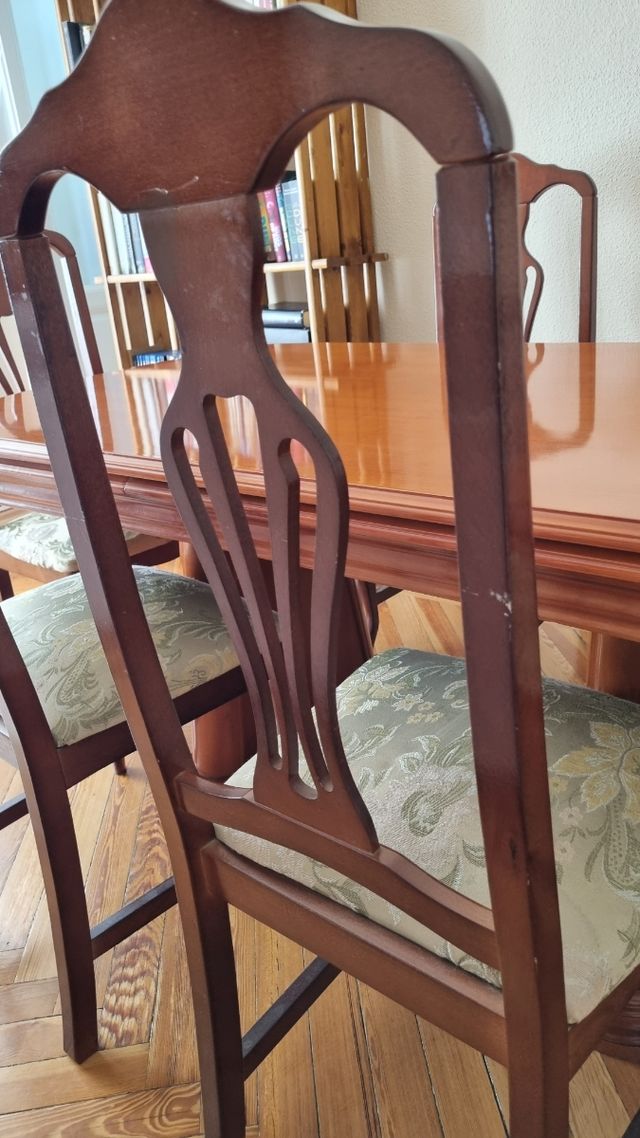 Tavolo da pranzo e sedie allungabili in legno