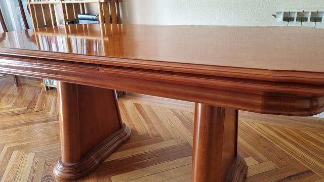 Tavolo da pranzo e sedie allungabili in legno