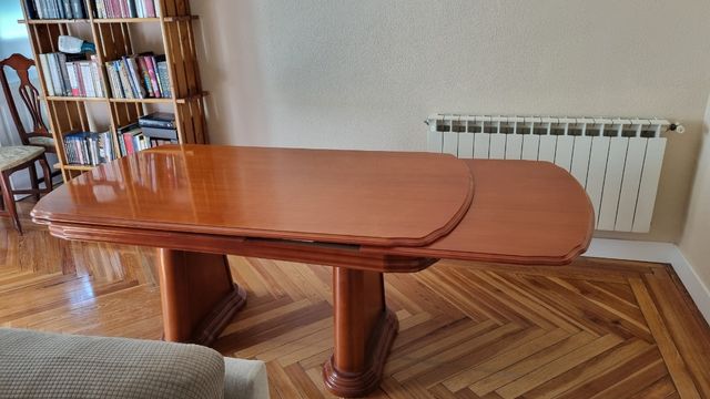 Tavolo da pranzo e sedie allungabili in legno