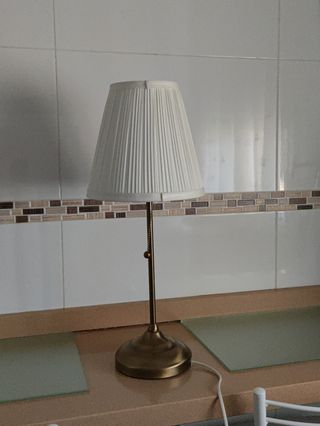 Dos Lámparas de mesa Ikea beige y dorada