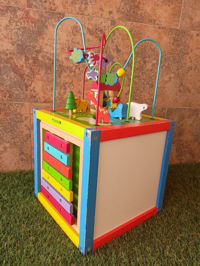 Cubo de actividades de madera