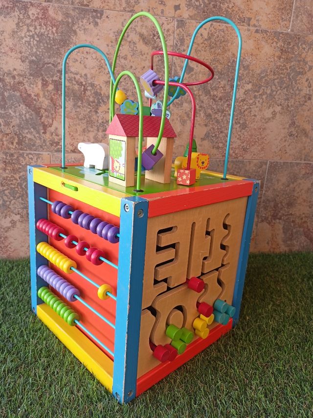 Cubo de actividades de madera