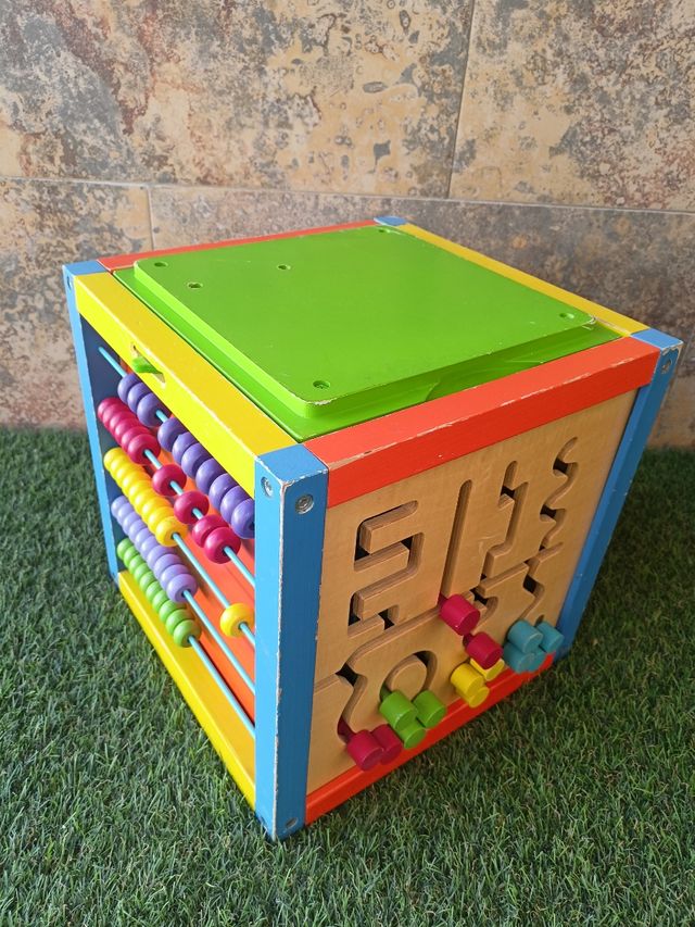 Cubo de actividades de madera