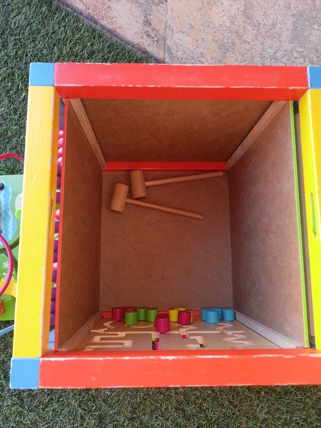 Cubo de actividades de madera