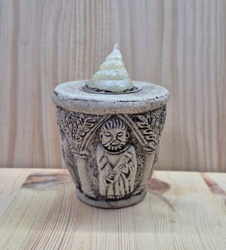 Portacandele in resina con candela decorativa