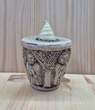 Portacandele in resina con candela decorativa