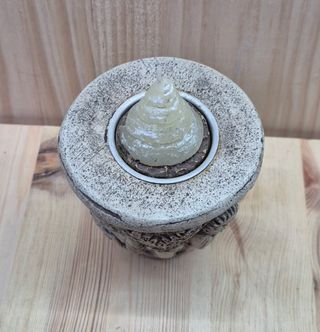 Portacandele in resina con candela decorativa