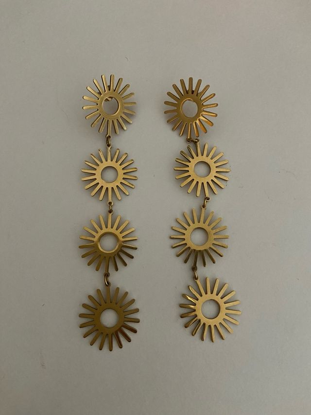 Pendientes largos de sol dorados