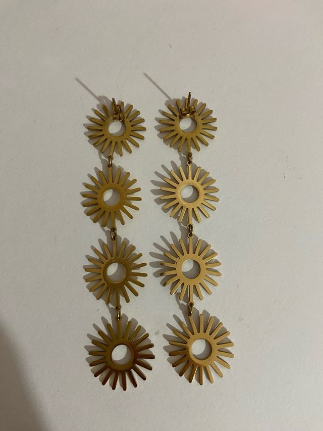 Pendientes largos de sol dorados