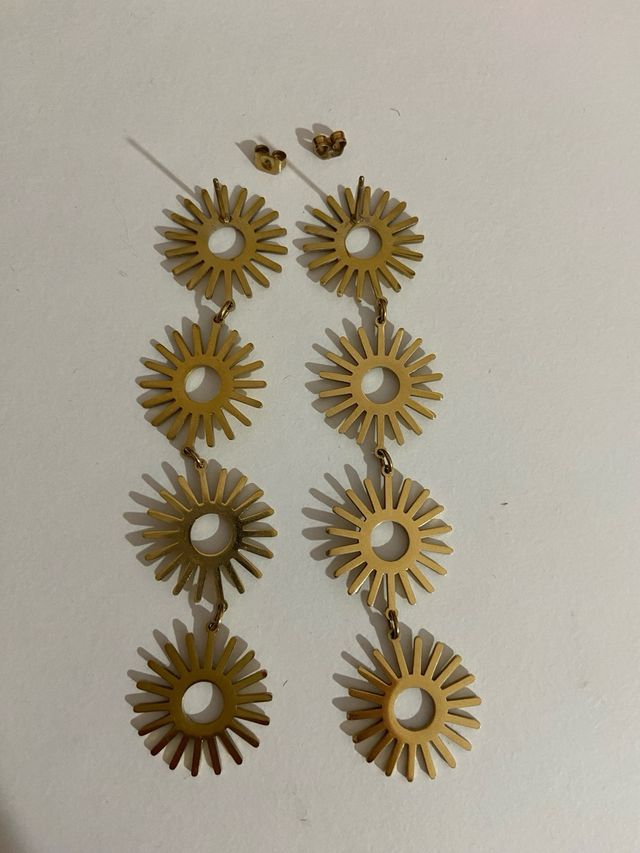 Pendientes largos de sol dorados