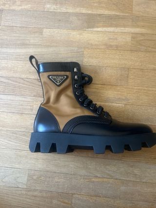 Stivali militari Prada neri e beige.