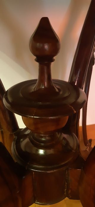 Mesa antigua octogonal de madera.Tapa mármol Rosso