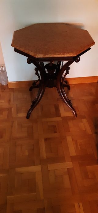 Mesa antigua octogonal de madera.Tapa mármol Rosso