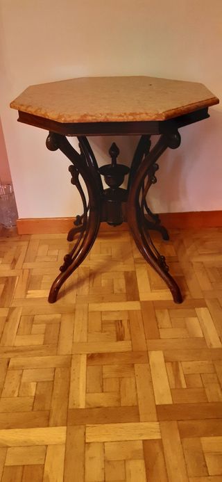 Mesa antigua octogonal de madera.Tapa mármol Rosso
