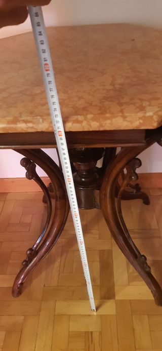 Mesa antigua octogonal de madera.Tapa mármol Rosso