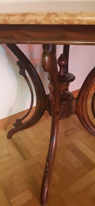 Mesa antigua octogonal de madera.Tapa mármol Rosso