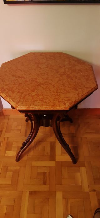 Mesa antigua octogonal de madera.Tapa mármol Rosso