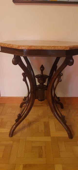Mesa antigua octogonal de madera.Tapa mármol Rosso
