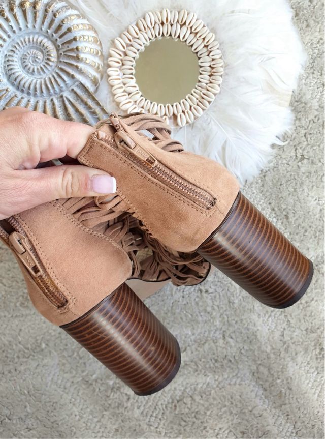 Sandalias abotinadas beige y doradas